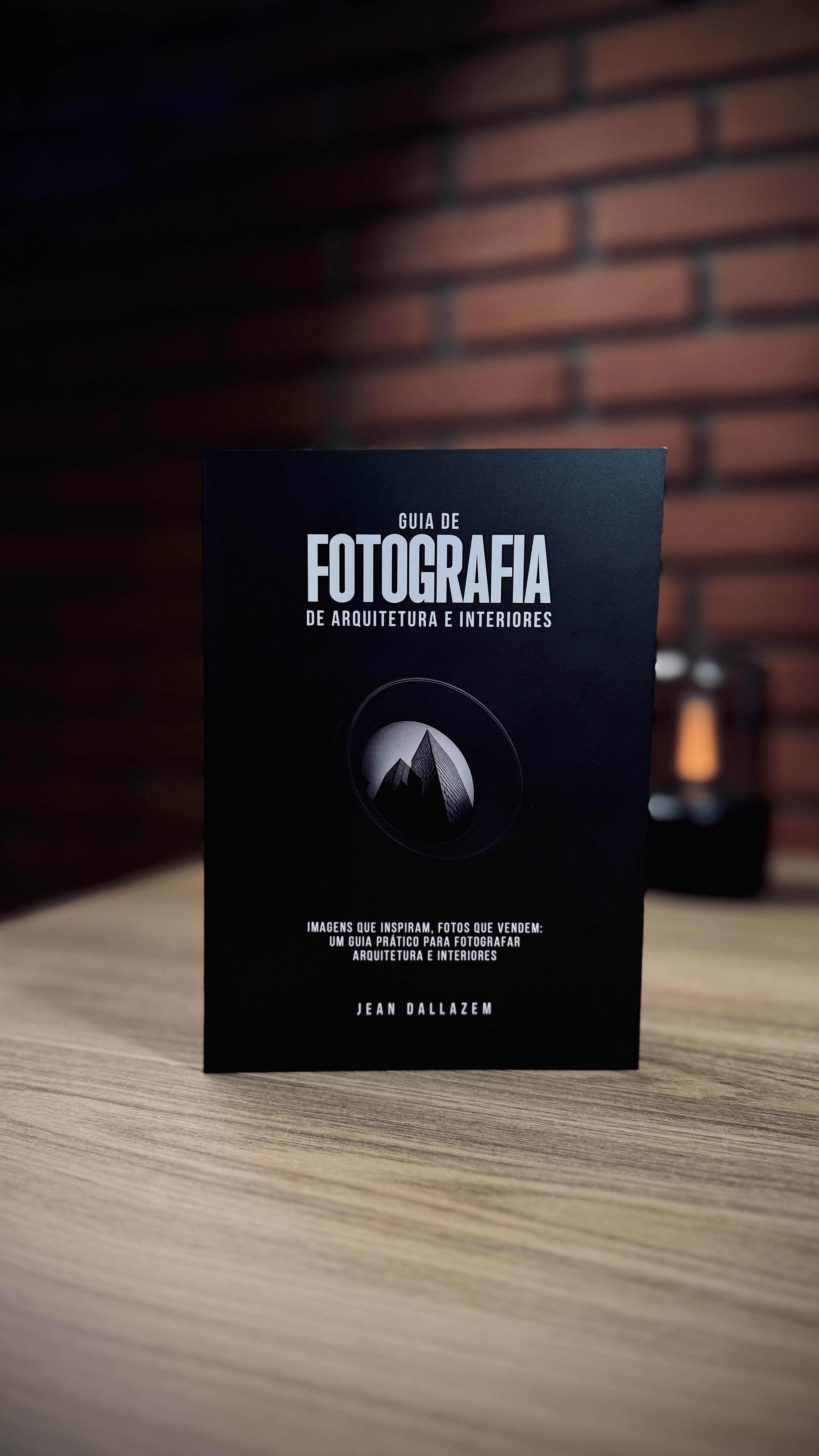 Guia de Fotografia de Arquitetura e Interiores — livro físico sobre a mesa